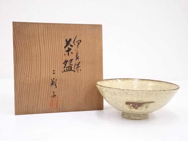 二瓶子造　伊羅保茶碗